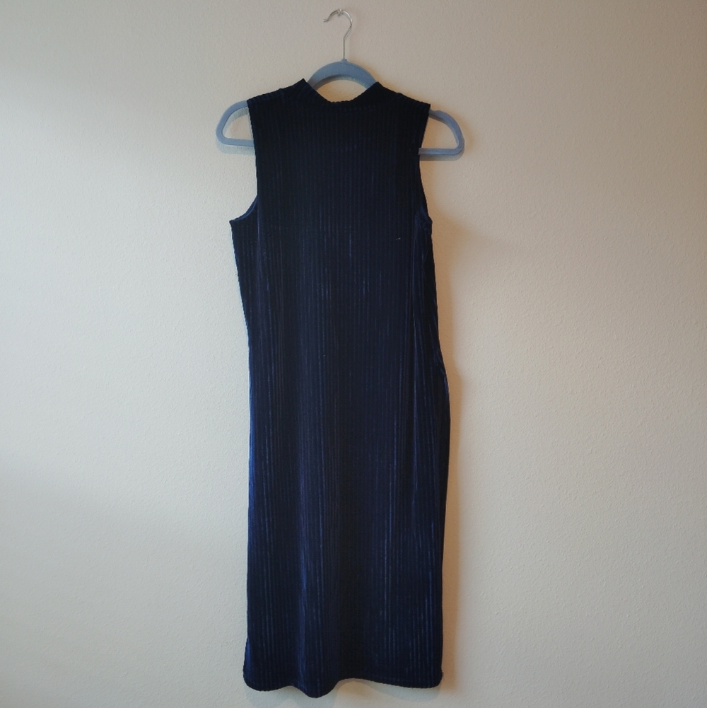 Moon Rise Velvet Sleeveless Dress - Picture 2 of 6